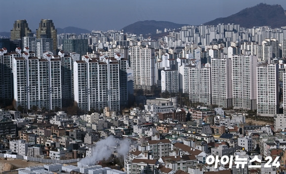 서울 용산 드래곤시티 호텔에서 바라본 아파트 전경. [사진=김성진 기자]