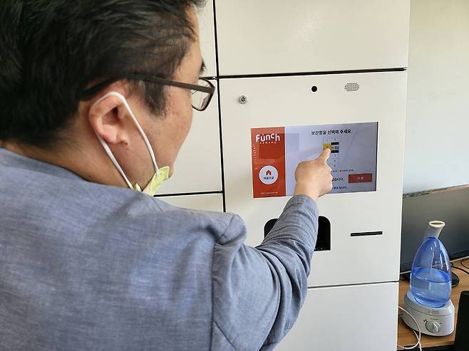 리펀드 라커를 설명하는 박종혁 더서비스플랫폼 이사.