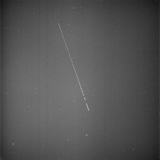 궤적을 따라 이동하는 누리호 발사체 3단을 한국천문연구원의 전자 광학 망원경이 촬영한 사진