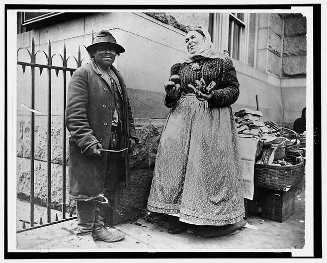 앨리스 오스틴의 <뉴욕의 거리 유형> ‘이민자와 프레첼 상인’ 1896 / 미국 의회도서관
