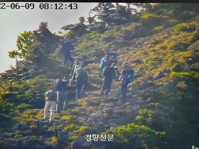 한라산국립공원관리소가 지난 9일 백록담 분화구 인근에 불법 출입한 9명을 적발했다. 폐쇄회로(CC)TV에 찍힌 탐방객들. 제주도 제공
