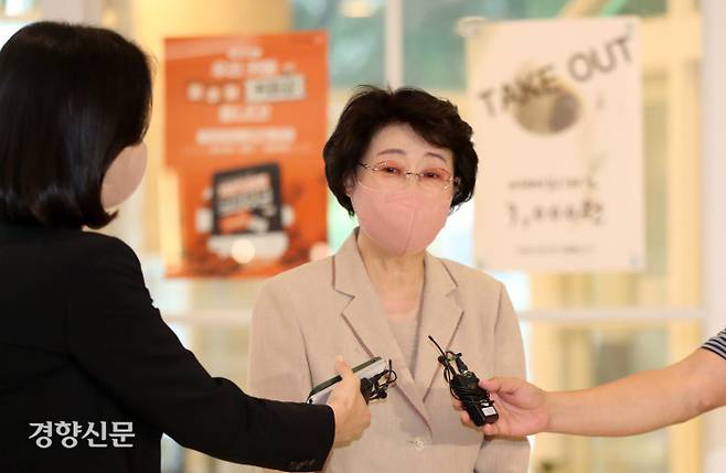 김승희 보건복지부 장관 후보자가 지난달 30일 서울 서대문구 국민연금공단 충정로 사옥에 마련된 인사청문회 준비 사무실로 출근하고 있다. 김창길기자