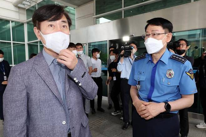 국민의힘 해수부 공무원 피격사건 진상조사TF 하태경 위원장이 22일 인천 연수구 해양경찰청을 방문, 정봉훈 해경청장과 인사하고 있다. 연합뉴스