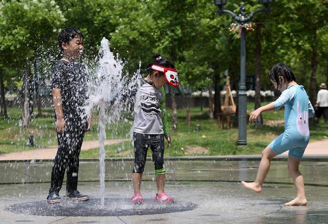 전국 폭염 위기경보 수준이 \'주의\' 단계로 올라간 지난 20일 오후 전남 담양군 죽녹원 앞 분수대에서 아이들이 물놀이하고 있다. 연합뉴스