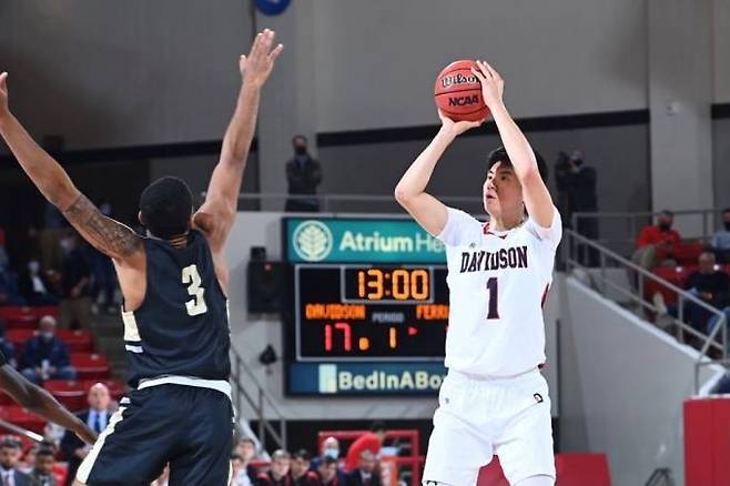슈팅을 시도하는 이현중(오른쪽).&nbsp; &nbsp;데이비슨 대학 홈페이지