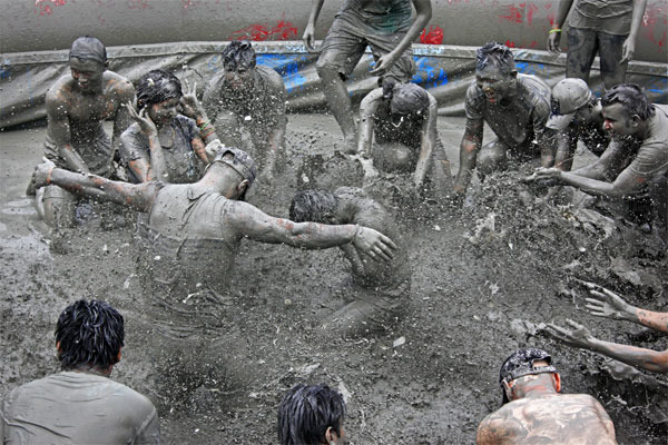 보령머드축제에 참가한 외국인들이 머드탕에서 축제를 즐기는 모습. [사진 출처 = 게티이미지뱅크]