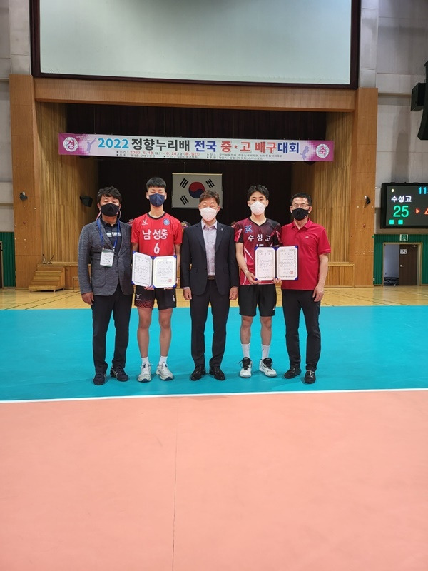 윤여진 OK금융그룹 코치가 한태준, 최유현에게 장학금을 수여했다. 사진=OK금융그룹 제공