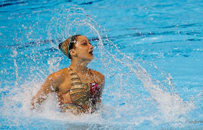 24일(한국시각) 미국 아티스틱스위밍 대표팀 아니타 알바레즈가 경기 도중 물속에서 의식을 잃어 코치가 구조하는 일이 벌어졌다. 사진은 아니타 알바레즈가 지난 2019년 광주세계수영선수권대회서 연기하는 모습. /사진=로이터