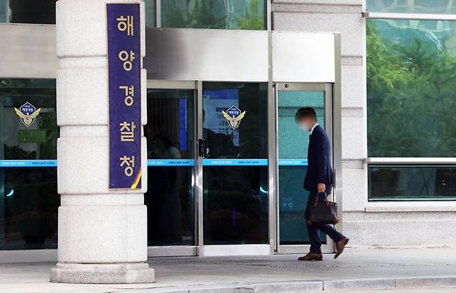 대통령실은 24일 치안감 이상 해경 지휘부 전원이 서해공무원 피격 사건과 관련해 일괄 사의를 표명한 데 대해 "현재 진상규명 작업이 진행 중인 만큼 일괄사의는 반려될 예정"이라고 밝혔다. 사진은 인천 연수구 소재 해양경찰청. /사진=뉴스1