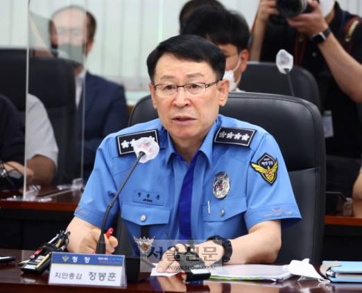 국민의힘 해수부 공무원 피격사건 진상조사TF(위원장 하태경)가 22일 인천 연수구 해양경찰청을 방문, 지난 2020년 북한군에 의해 피격된 서해 공무원 사건의 진상 규명을 위한 현장 검증에 들어갔다. 정봉훈 해양경찰청장이 모두발언을 하고 있다. 2022. 6. 22 김명국 기자