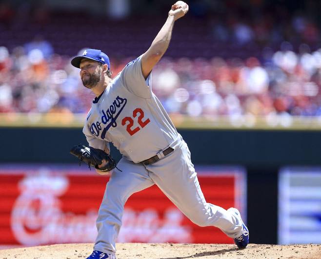 LA 다저스 클레이튼 커쇼가 24일 신시내티전에 선발 등판해 힘껏 공을 던지고 있다. AP연합뉴스
