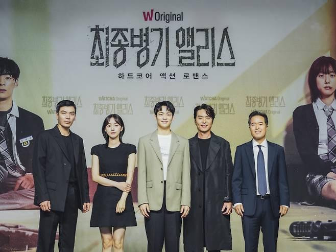 ‘최종병기 앨리스’ 출연지 단체 포토. 왓챠플레이 제공