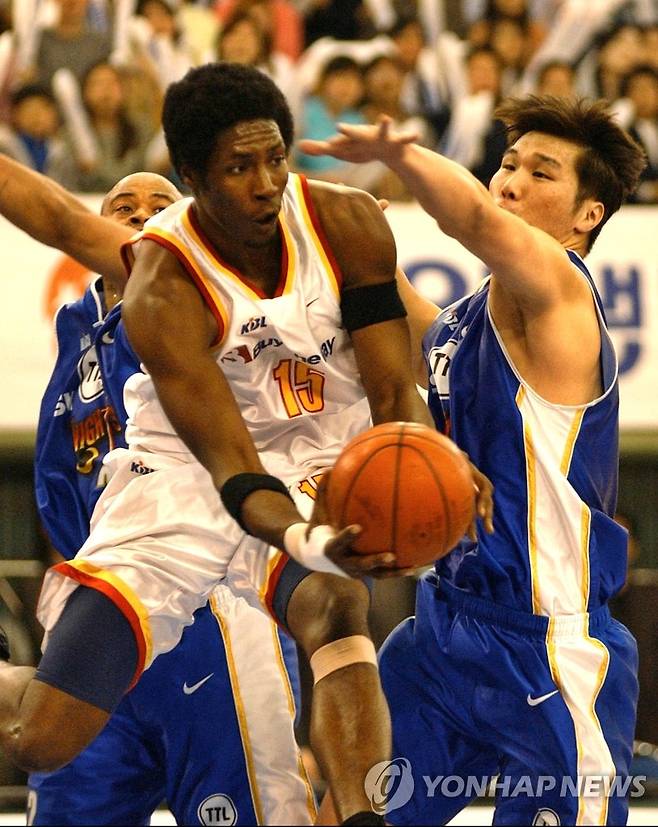 2001-2002시즌 챔피언결정전 동양-SK 경기 모습.  [연합뉴스 자료사진]