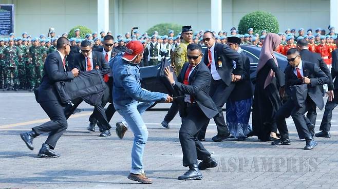 경호 시범을 보이는 인도네시아 대통령 경호군 [인도네시아 대통령 경호군 파스팜프레스 페이스북 사진 캡처. 재판매 및 DB 금지]