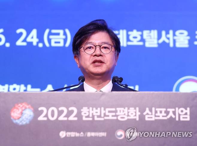 '한반도평화 심포지엄' 개회사 하는 성기홍 사장 (서울=연합뉴스) 이재희 기자 = 24일 오후 서울 중구 롯데호텔서울에서 열린 '2022 한반도평화 심포지엄' 개막식에서 성기홍 연합뉴스 사장이 개회사를 하고 있다. 2022.6.24 scape@yna.co.kr