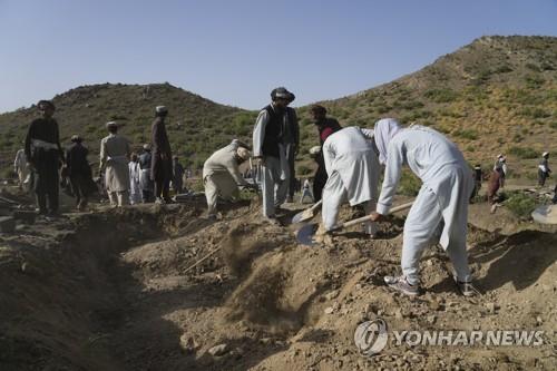 강진이 발생한 아프간 파크티카주에서 23일 시신을 묻는 주민들. [AP 연합뉴스 자료사진. 재판매 및 DB 금지]