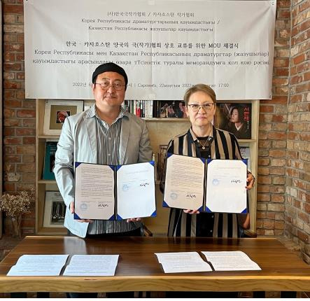 왼족부터 선욱현 한국극작가협회 이사장과 니류보비 아브구스토비나 카자흐스탄 고려극장 예술감독. [한국극작가협회 제공]