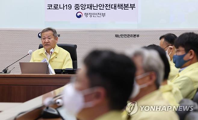 중대본 회의에서 발언하는 이상민 행안부 장관 (세종=연합뉴스) 김주형 기자 = 이상민 행정안전부 장관(왼쪽)이 24일 오전 세종시 정부세종2청사 중앙재난안전상황실에서 열린 신종 코로나바이러스 감염증(코로나19) 대응 중앙재난안전대책본부 회의에서 발언하고 있다. 2022.6.24 kjhpress@yna.co.kr