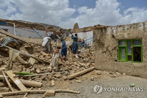 아프간 파크티카주의 강진 피해 가옥에서 23일 진행된 구조 작업. [AFP 연합뉴스 자료사진. 재판매 및 DB 금지]