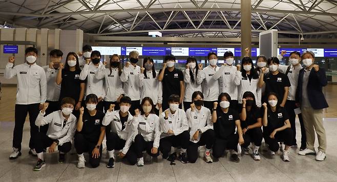 출국 전 사진을 찍은 여자하키 대표팀.  [대한하키협회 제공. 재판매 및 DB 금지]