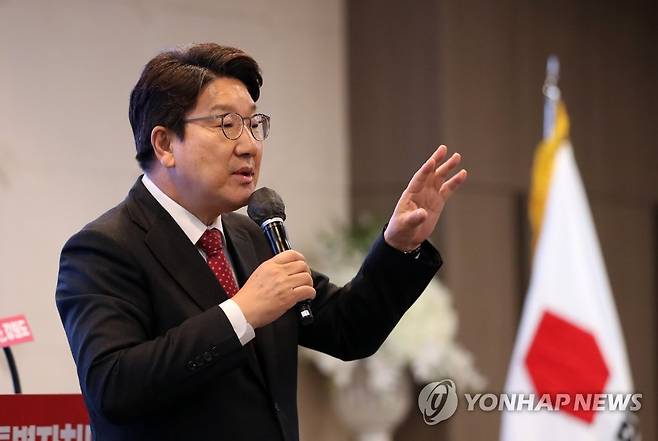 특별강연하는 권성동 원내대표 (춘천=연합뉴스) 양지웅 기자 = 24일 오후 강원 춘천시 스카이컨벤션에서 열린 국민의힘 제8회 전국동시지방선거 당선자 대회 및 워크숍에서 권성동 원내대표가 특별강연하고 있다. 2022.6.24 yangdoo@yna.co.kr