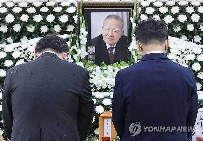 조순 전 경제부총리 빈소 찾은 조문객들 (서울=연합뉴스) 서대연 수습기자 = 조문객들이 23일 서울 송파구 서울아산병원 장례식장에 마련된 고 조순 전 경제부총리의 빈소에서 조문하고 있다. 2022.6.23 dwise@yna.co.kr