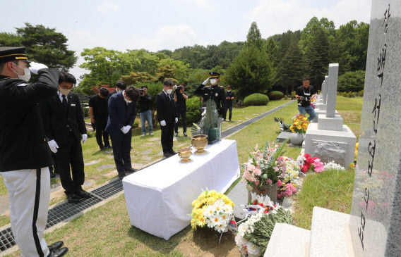 국민의힘 이준석 대표가 한국전쟁 72주년인 25일 대전시 유성구 국립대전현충원 고(故) 백선엽 장군 묘역에서 참배하고 있다. (사진=연합뉴스)