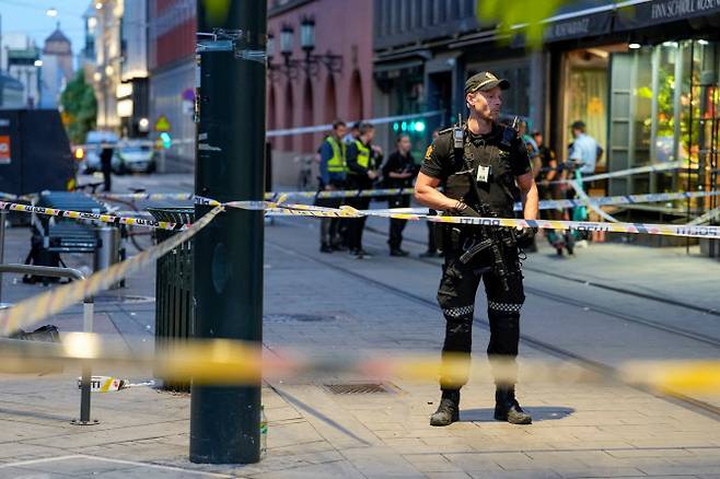 25일 노르웨이 수도 오슬로에 있는 ‘런던팝’ 나이트클럽 인근에서 총기 난사 사건이 발생한 가운데 경찰이 현장을 수습하고 있다. (사진=AFPBBNews)