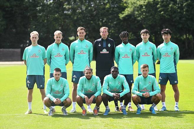 사진=베르더 브레멘 공식 홈페이지, 2열 우측의 왕보원(좌)-리셴청(우)