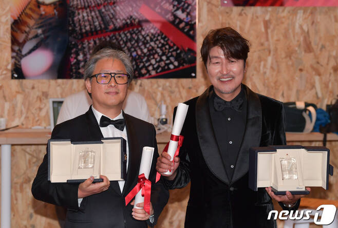 박찬욱 감독(왼쪽)과 배우 송강호 / 뉴스1 © News1 이준성 프리랜서기자