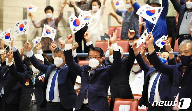 문금주 전라남도 행정부지사가 25일 곡성군민회관에서 열린 6·25전쟁 제72주년 기념식에서 참석자들과 만세삼창을 하고 있다.(전남도 제공) 2022.6.25/뉴스1 © News1