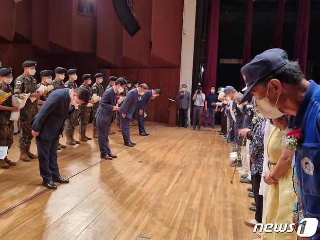 25일 가평군 문화예술회관에서 열린 6·25전쟁 기념행사에서 꽃다발 및 상품권 증정식이 진행되고 있다. © 뉴스1 양희문 기자