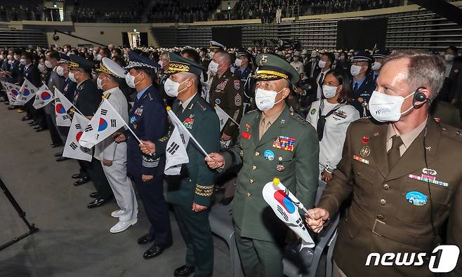 한덕수 국무총리 등 내빈들이 25일 오전 서울 중구 장충체육관에서 열린 '6·25 전쟁 제72주년 기념행사'에 참석해 '6·25의 노래'를 제창하고 있다. 2022.6.25/뉴스1 © News1 민경석 기자