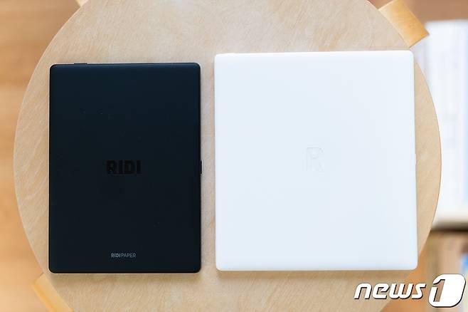 리디페이퍼3(왼쪽)와 리디페이퍼4 후면 모습. 2022.6.25/뉴스1 © News1 이기범 기자