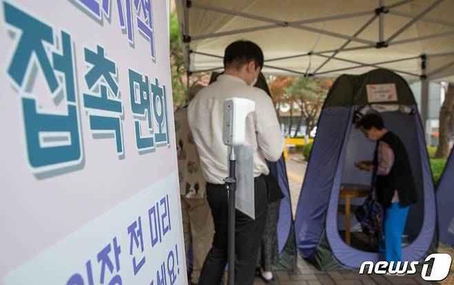 20일 오후 서울의 한 노인요양센터를 찾은 면회객들이 입원 중인 가족을 만나기 전 코로나19 자가검사키트로 검사하고 있다. 2022.6.20/뉴스1 © News1 이재명 기자