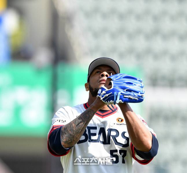 두산 선발투수 미란다가 복귀전에서 0.2이닝 동안 사사구 7개로 조기강판했다. 강영조기자kanjo@sportsseoul.com