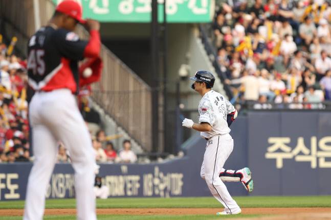 두산 김재환(오른쪽)이 25일 잠실 KIA전에서 솔로 홈런을 때려낸 뒤 베이스를 돌고 있다. 사진제공 | 두산 베어스