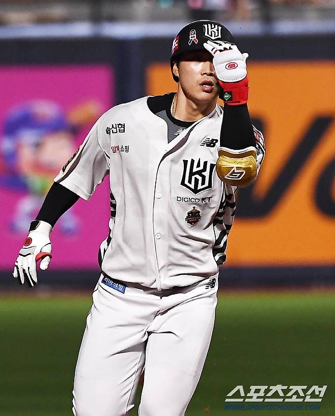 KT 유니폼을 입고 친정팀 LG를 첫 상대한 장준원이 연타석 솔로포를 날리며 팀을 승리로 이끌었다. 수원=박재만 기자 pjm@sportschosun.com