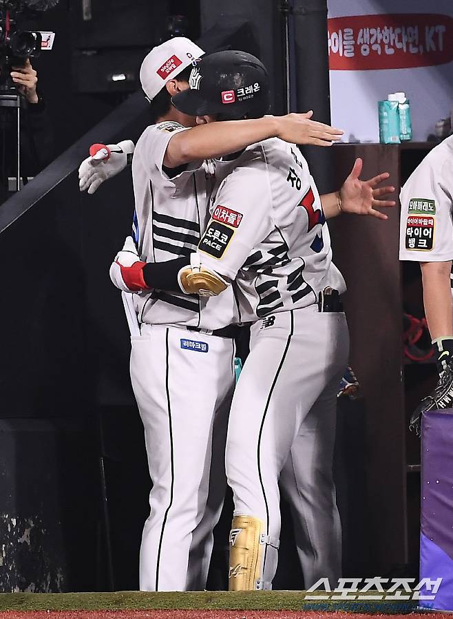 장준원을 따듯하게 안아주는 조중근 코치 '장하다'