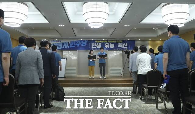 민주당 워크숍에서는 조속히 원 구성 협상을 마무리지어야 한다는 목소리가 다수 나온 것으로 알려졌다. 24일 충남 예산군 덕산 리솜리조트에서 열린 국회의원 워크숍에서 의원들을 대표해 결의문을 낭독하고 있는 민주당 의원들. /뉴시스