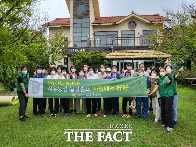 담양군은 치유농업 프로그램 운영 기관인 용오름 자연학교와 연계해 치매 및 경도인지장애 어르신과 가족들을 대상으로 힐링 프로그램을 운영했다고 25일 밝혔다./담양군 제공