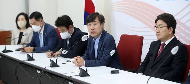 하태경 TF 위원장과 권성동 국민의힘 원내대표 등 해수부 공무원 피격사건 진상조사 TF가 24일 서울 여의도 국회에서 피격 공무원 유족 이래진 씨를 만나 간담회를 하고 있다. /사진공동취재단