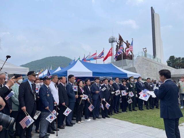 25일 오후 경북 칠곡군 가산면 다부동전적기념관에서 열린 6.25전쟁 72주년 기념식과 백선엽 장군 서거 2주기 추모식에서 진행자가 만세삼창을 제시하고 있다. /백선엽장군기념사업회.