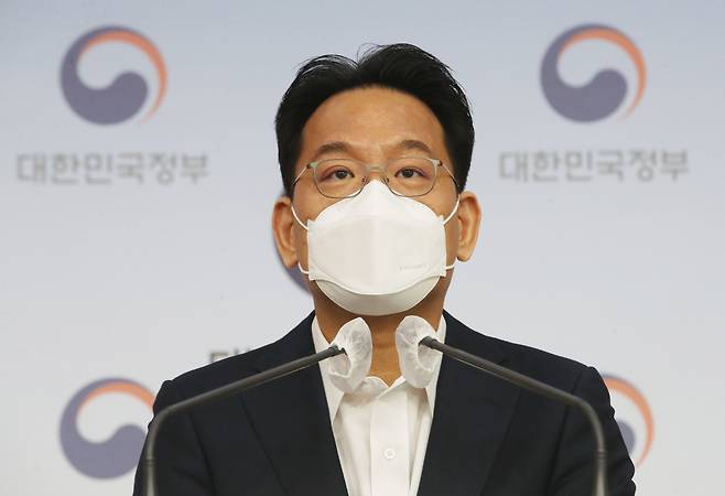 지난 3월 윤성로 당시 4차산업혁명위원회 위원장이 28일 서울 종로구 정부서울청사 별관에서 4차산업혁명위원회 전체회의 사전브리핑을 하고 있다. /뉴스1