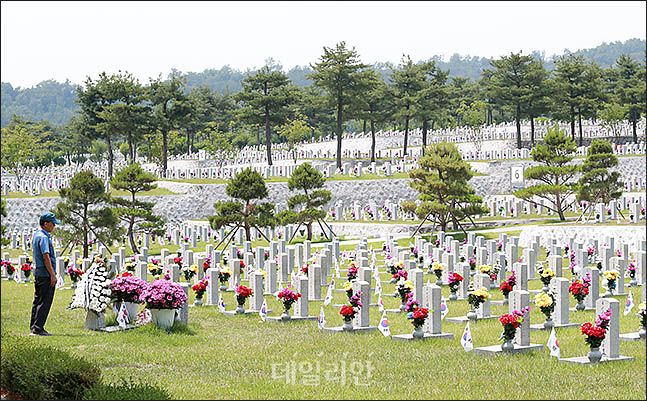 서울 동작구 국립현충원 6.25전쟁 참전용사묘역에서 참배객이 참배를 하고 있는 모습 ⓒ데일리안 DB