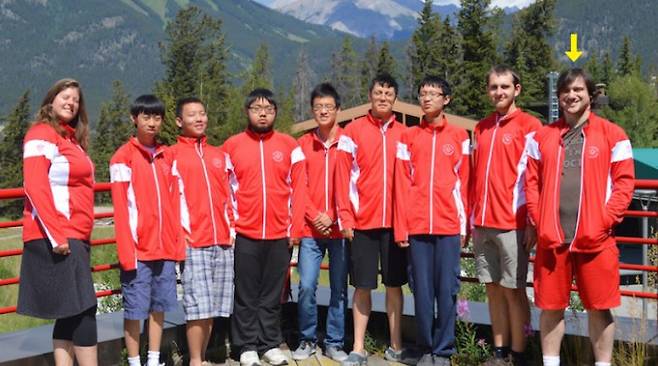 2015년 IMO 캐나다 국가대표 팀을 이끌었던 치머만 교수의 모습 (가장 오른쪽). 토론토대 제공
