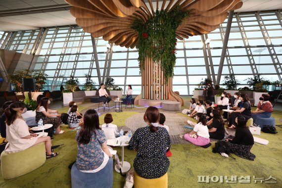 인천국제공항공사는 지난 23일 인천공항 제1여객터미널 에어사이드 내 리틀 포레스트 문화공간에서 소설가 김영하와 뮤지션 요조의 공항과 여행, 책에 대한 토크콘서트 '북 어 트레블(Book a Travel)'을 개최했다. 사진=인천국제공항공사 제공