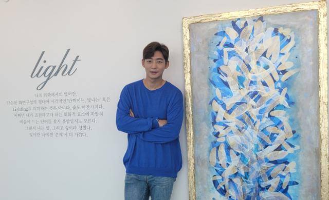 이태성 작가가 두 번째 개인전을 열었다. 그가 포즈를 취한 작품 '흩날리는 눈빛들'은 8번의 수정을 거쳐 탄생했다. 유수경 기자
