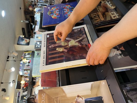 서울 종로3가 레코드숍 '서울레코드'에서 황승수 대표가 판매 중인 LP를 살펴보고 있다 [사진 박영민]