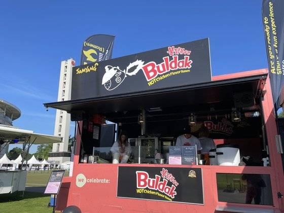 지난 5월 독일 프랑크푸르트에서 열린 코리아 페스티벌에 마련된 불닭볶음면 푸드트럭. [사진 삼양식품]